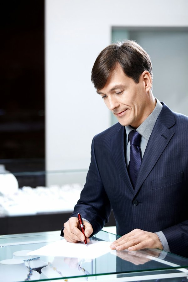 Quels sont les signes d'une crise de sclérose en plaques et comment intervenir rapidement?